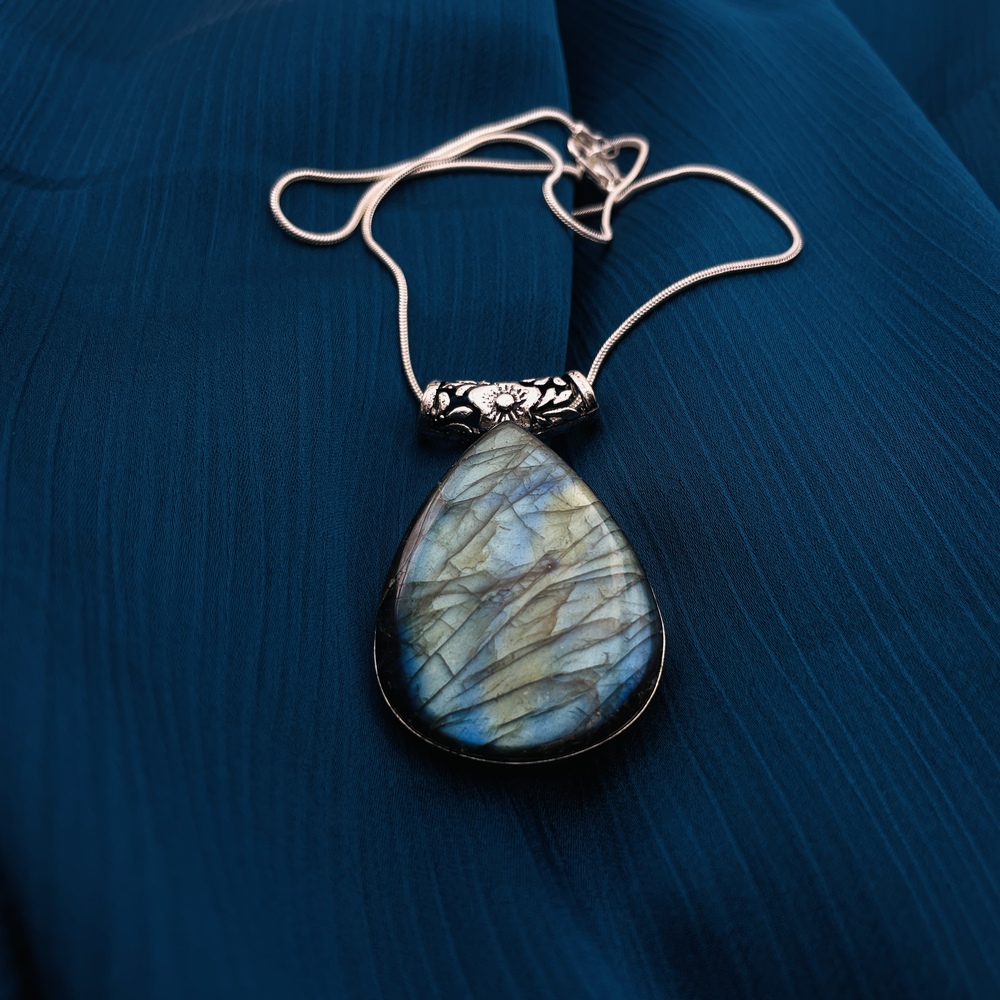 Aurora Lilu Labradorite Pendant